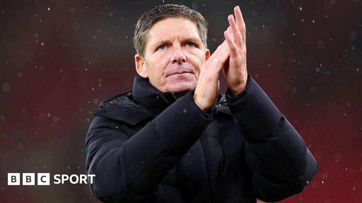 Oliver Glasner applauds Crystal Palace fans