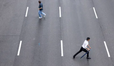 ST20250917_202569000144/pixgenerics/Brian Teo/Generic of office workers crossing the road at Shenton Way on Sept 17, 2025. Can be used for stories on CBD, employment, jobs, economy, recession, manpower, workers. ST PHOTO: BRIAN TEO