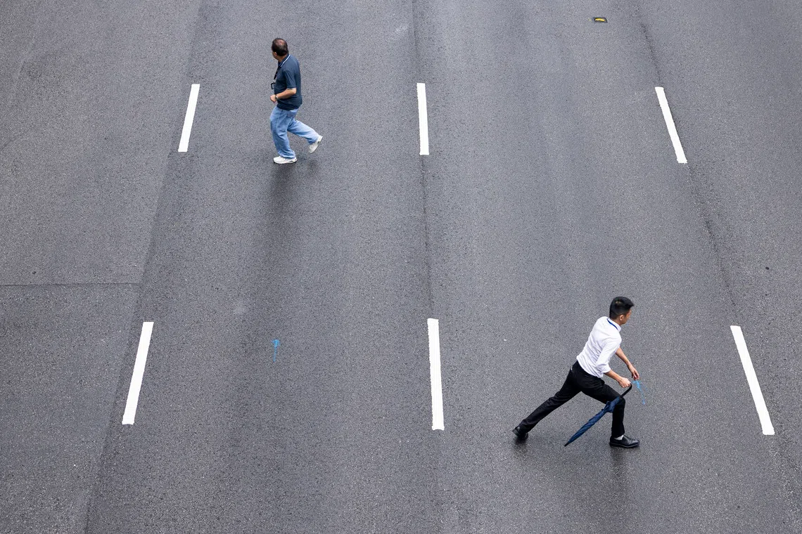 ST20250917_202569000144/pixgenerics/Brian Teo/Generic of office workers crossing the road at Shenton Way on Sept 17, 2025. Can be used for stories on CBD, employment, jobs, economy, recession, manpower, workers. ST PHOTO: BRIAN TEO