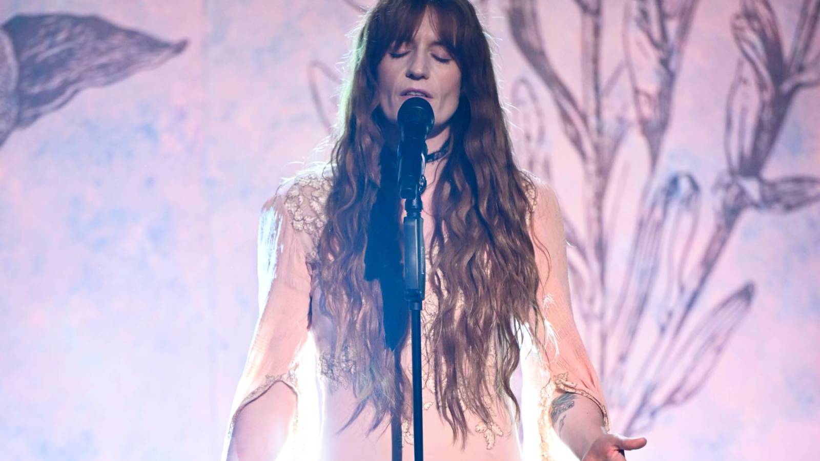 Florence and the Machine Perform Cover of Lady Gaga's 'Abracadabra'