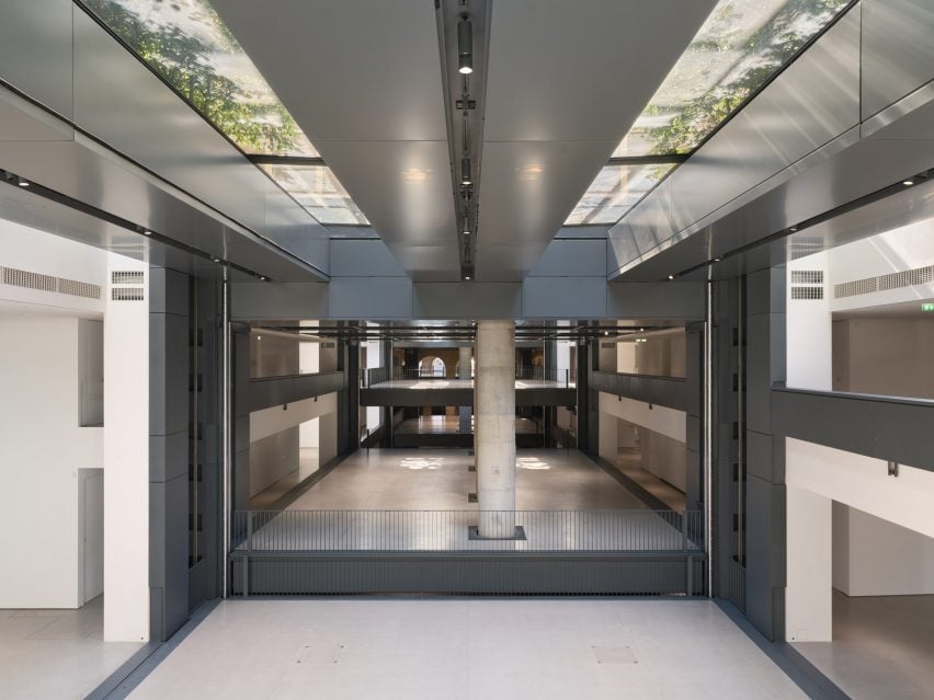 Moving floor in Jean Nouvel art gallery