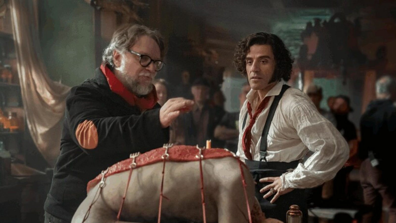 Guillermo del Toro and Oscar Isaac while the filming of 'Frankenstein'.