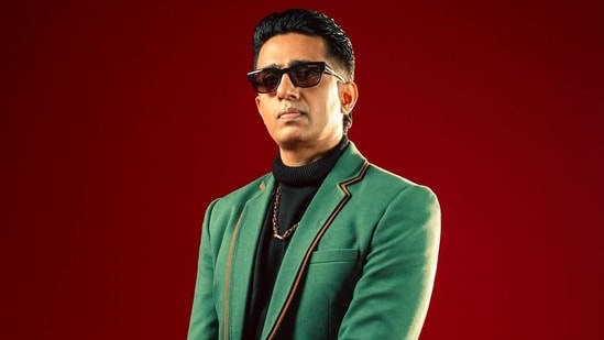 Gulshan Devaiah pokes fun at Bollywood stars' interactions with paparazzi.