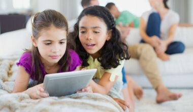 One third of children say they use screens 'whenever they want' - The Journal