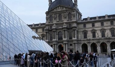 Louvre reopens three days after thieves stole French crown jewels