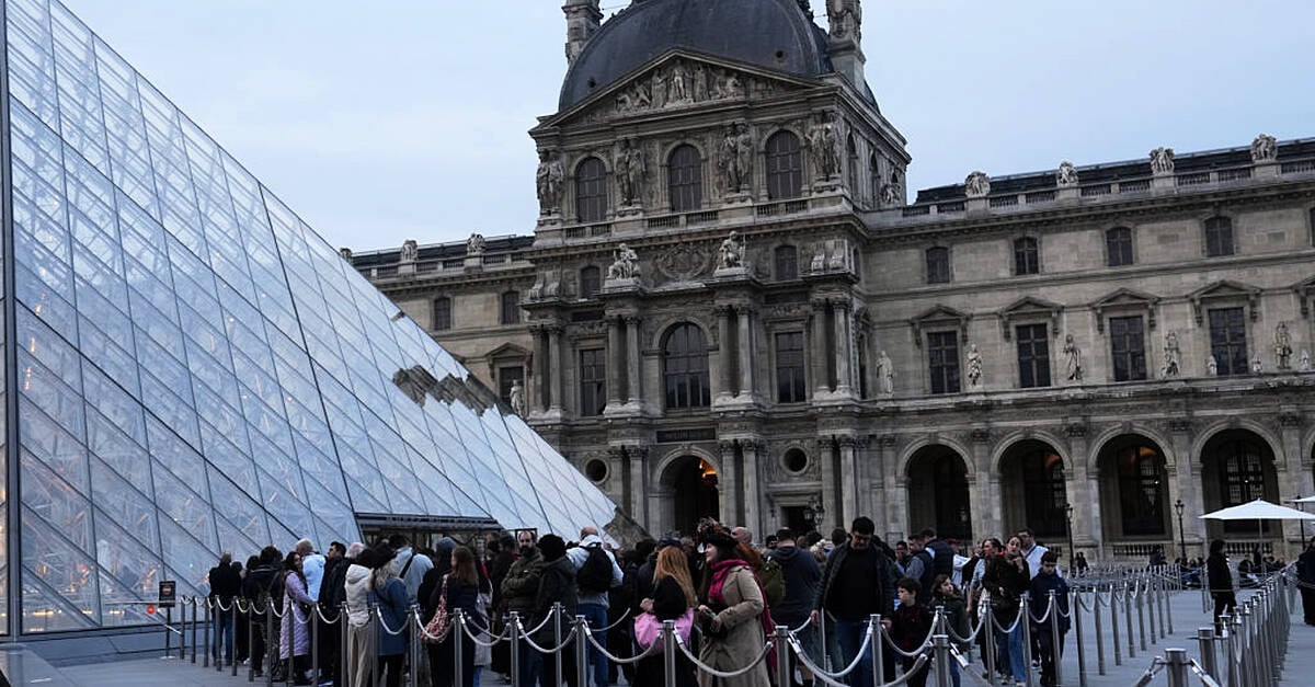 Louvre reopens three days after thieves stole French crown jewels