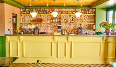 Interior of Deux Gares Express