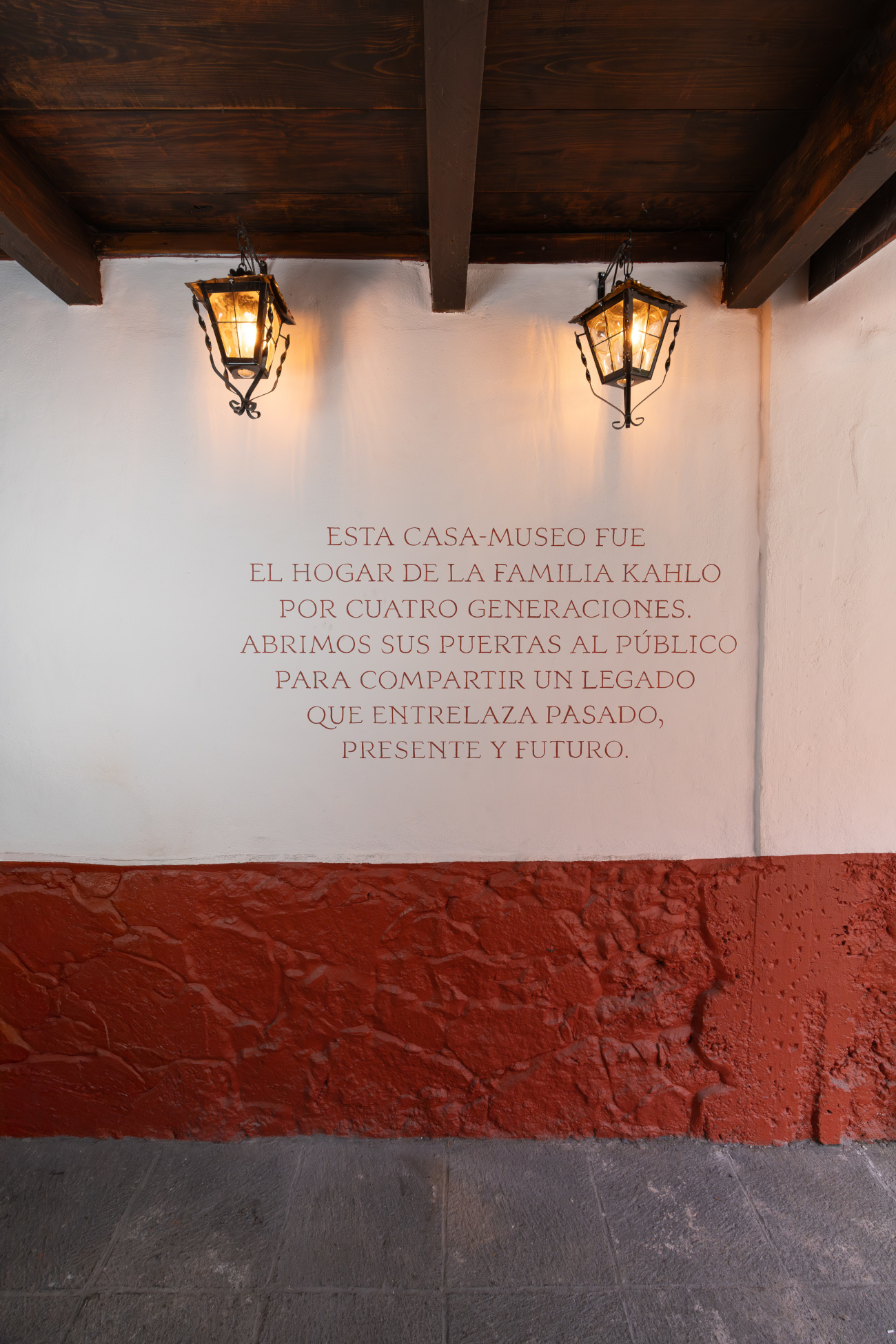 Wall in Museo Casa Kahlo in Mexico City with message in Spanish that reads 
