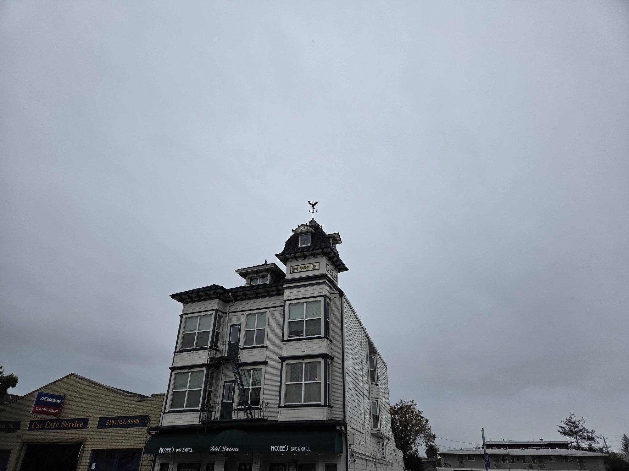 Victorian house shot by Galaxy S25 Plus