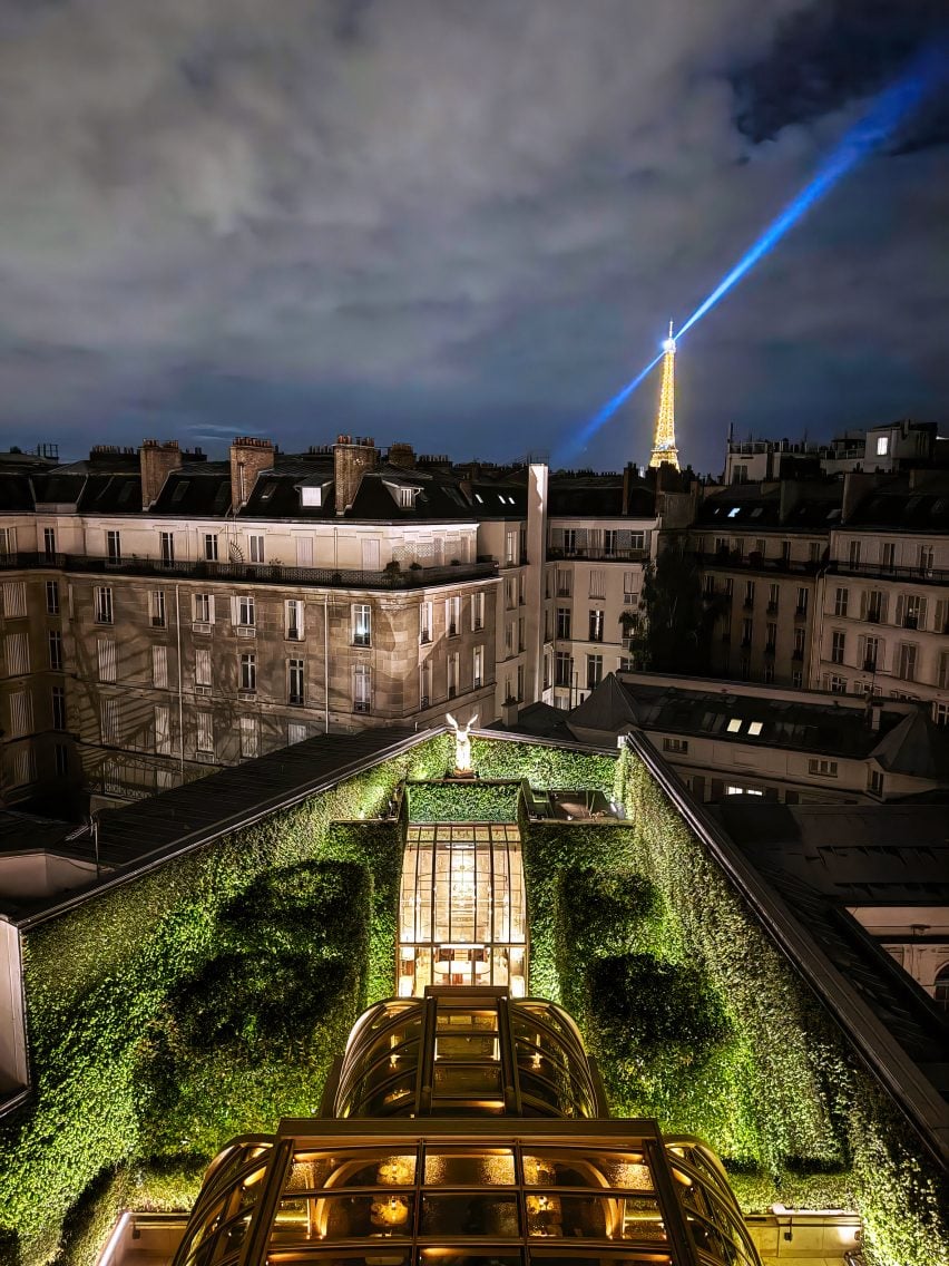 Rooftop bar by Foster + Partners