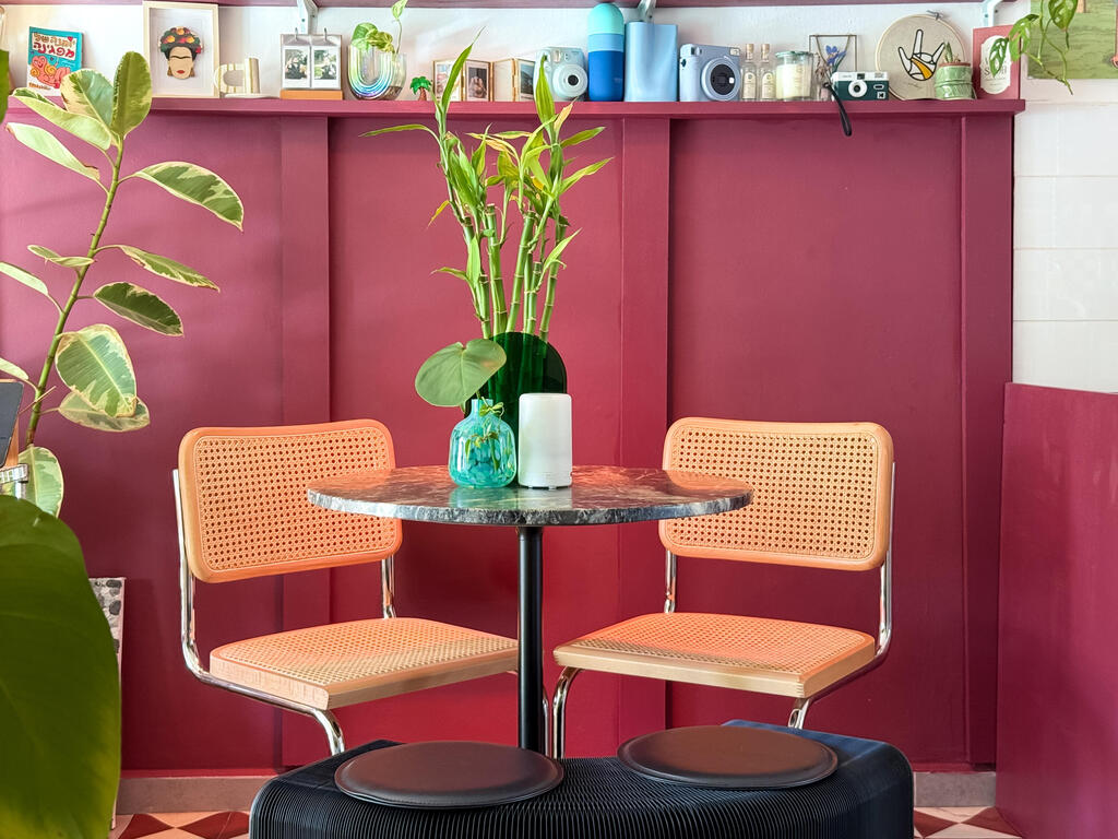 Like in a French bistro  (Photo: Noam Ron)  הדירה של אביב ונדב, מדור כאן גרים