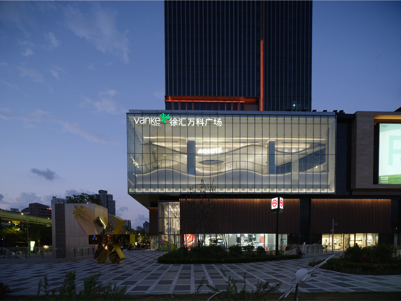 curved urban skatepark set within floating glass volume overlooks shanghai’s skyline