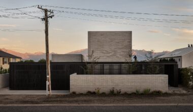 SKI House by Roberts Gray Architects