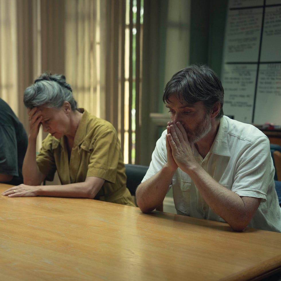 stanton wood. (l to r) youssef kerkour as owen, tracey ullman as amanda, cillian murphy as steve in stanton wood. cr. robert viglasky/neflix © 2025