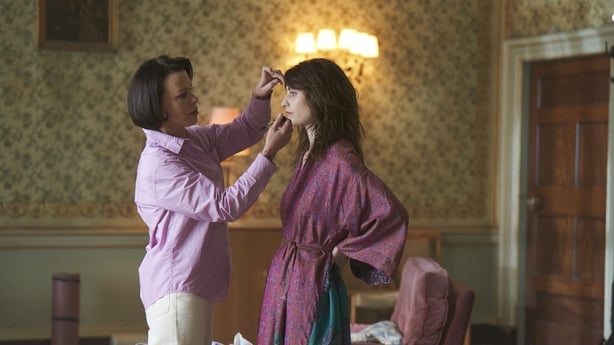 Chaquie (Debi Mazar) helps Rachel (Caroline Menton) get ready for an important event