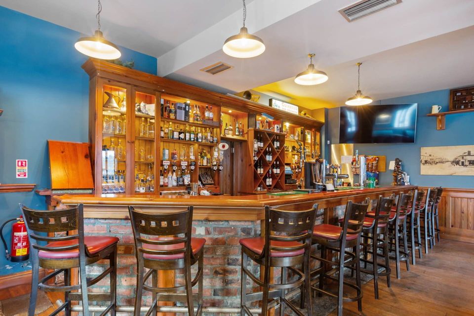 Known for its family-friendly warmth as a meeting spot.