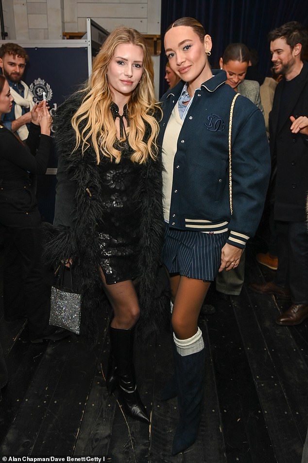 The sister of Kate posed for a photo with Roxy