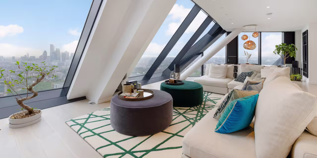 An Apartment Atop the Strata Skyscraper, 38 Floors Above London
