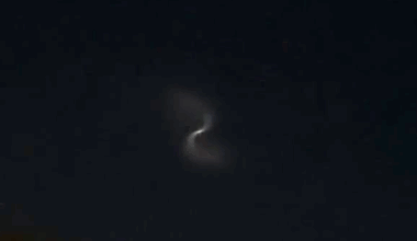 Mysterious light over England - aliens or rocket?