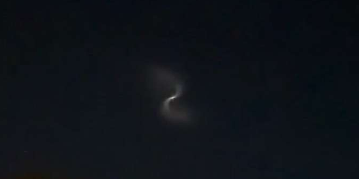 Mysterious light over England - aliens or rocket?