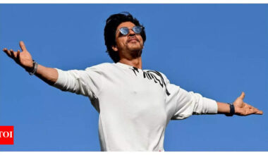 Body language expert decodes Shah Rukh Khan’s ‘alpha gesture’; says, ‘He loves to own the place’ |