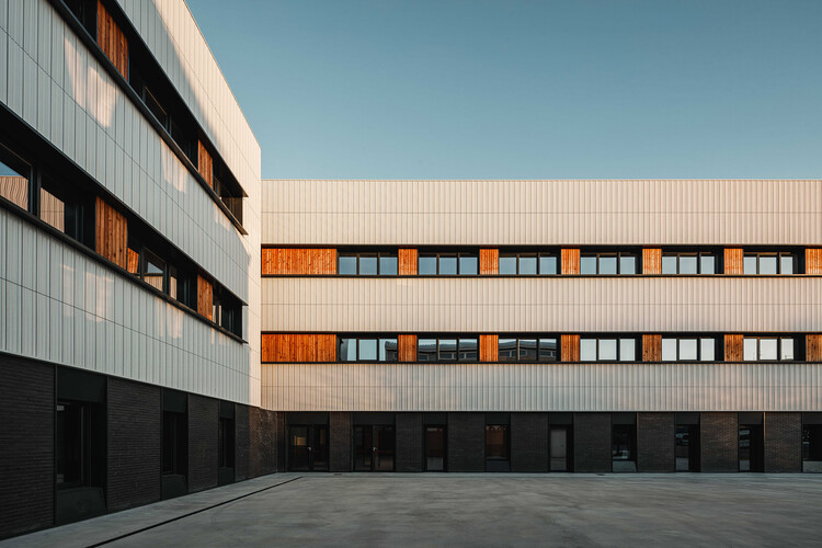 Faveker’s Tailor-Made Tiled Facade Brings Personality and Efficiency to the New Muskiz Secondary School - Image 3 of 13