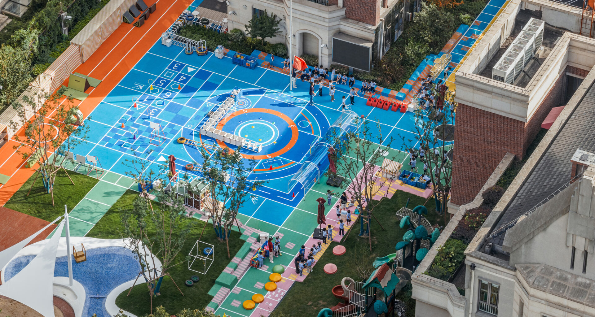 Flying Chess Kindergarten / VIASCAPE design