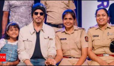 Shah Rukh Khan's sweet gesture in THIS viral pic wins the hearts; Netizens call him 'King of hearts' |