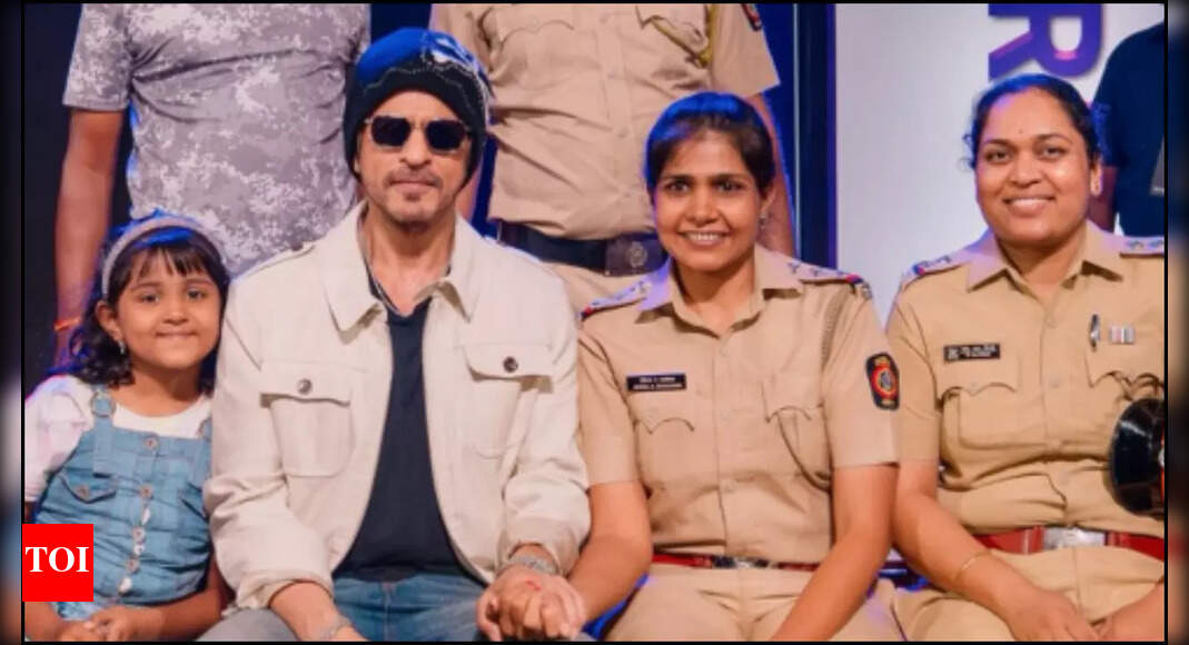Shah Rukh Khan's sweet gesture in THIS viral pic wins the hearts; Netizens call him 'King of hearts' |