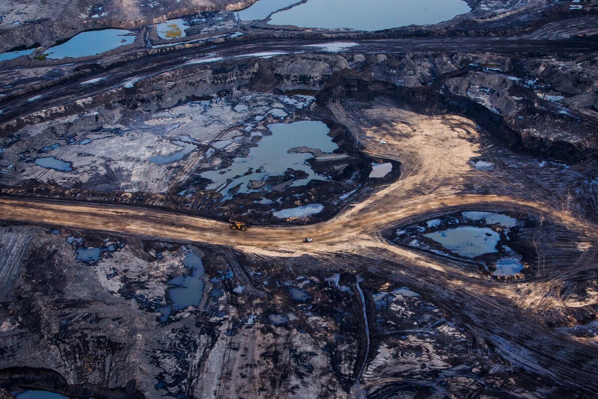Canada’s Oil Sands Make Their Comeback as US Shale Plateaus