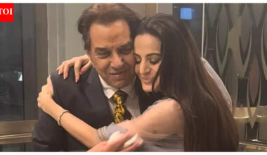 Ameesha Patel shares fond memories of Dharmendra, says, 'he always made me feel as if I was part of the Deols’ |