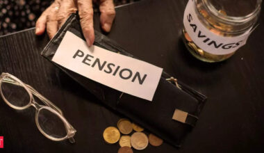 Two large banks file applications to enter pension biz
