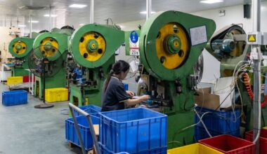 China Factory Activity Slumps for Longest Stretch on Record