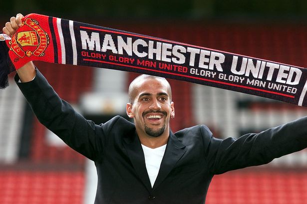 Juan Sebastian Veron poses for the media after signing for Man Utd.