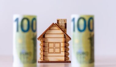 Mortgage rates hold steady but are expected to fall in the next few months