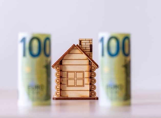 Mortgage rates hold steady but are expected to fall in the next few months