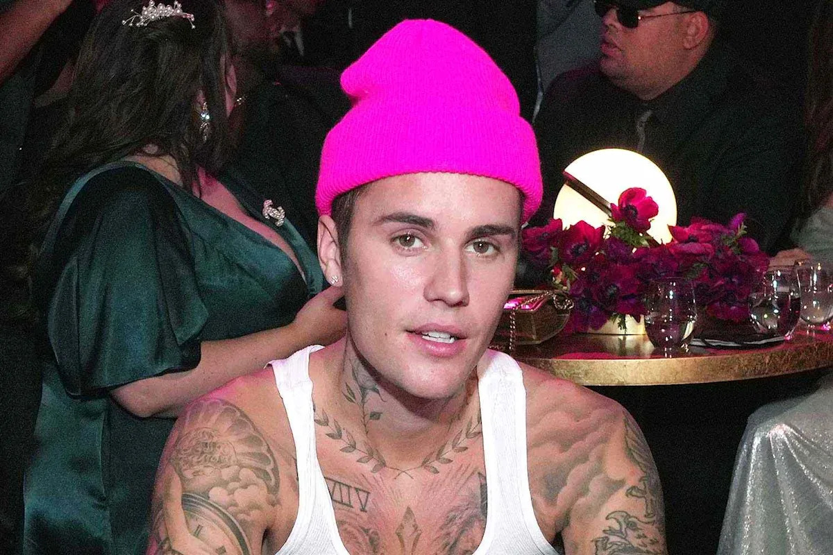 Stranded Driver Captures the Unbelievable Moment One of His 'Favorite Singers Ever' Pulls Over to Help Him