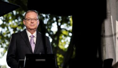 US fourth-quarter GDP could be negative if shutdown drags on, White House economic adviser says