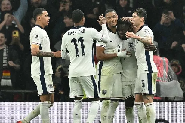 England's midfielder Bukayo Saka (2R) is mobbed by teammates after scoring the team's opening goal during the men's football World Cup 2026 Group K qualifier between England and Serbia 