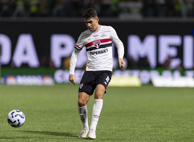 Former Chelsea star Oscar in intensive care after collapsing in training