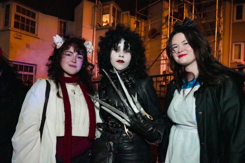 Miriam Skonieczna, Bruna Fontuoura and Alice Eager watching the parade. 