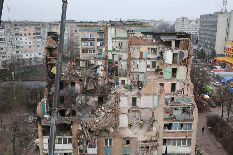 Rescue workers clear the rubble of a residential building which was heavily damaged by a Russian strike on Ternopil, Ukraine, Friday, Nov. 21, 2025. Picture: AP Photo/Vlad Kravchuk