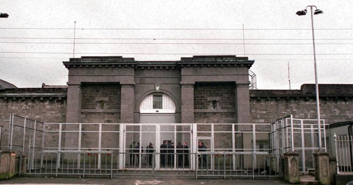 Manhunt under way after Limerick prisoner escapes while attending hospital – The Irish Times