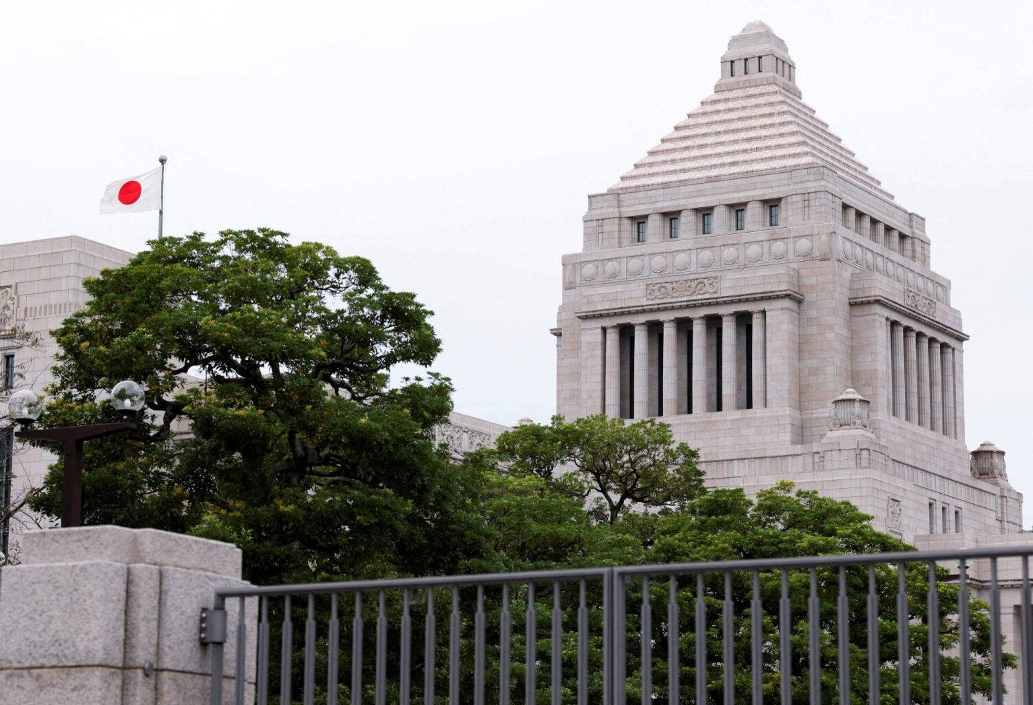 Japan's finance minister says stimulus package to exceed ¥17 trillion, Nikkei reports