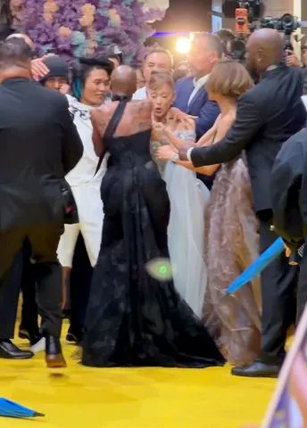 belle phai/tikTok Fan charges at singer on red carpet at 'Wicked: For Good' premiere in Singapore