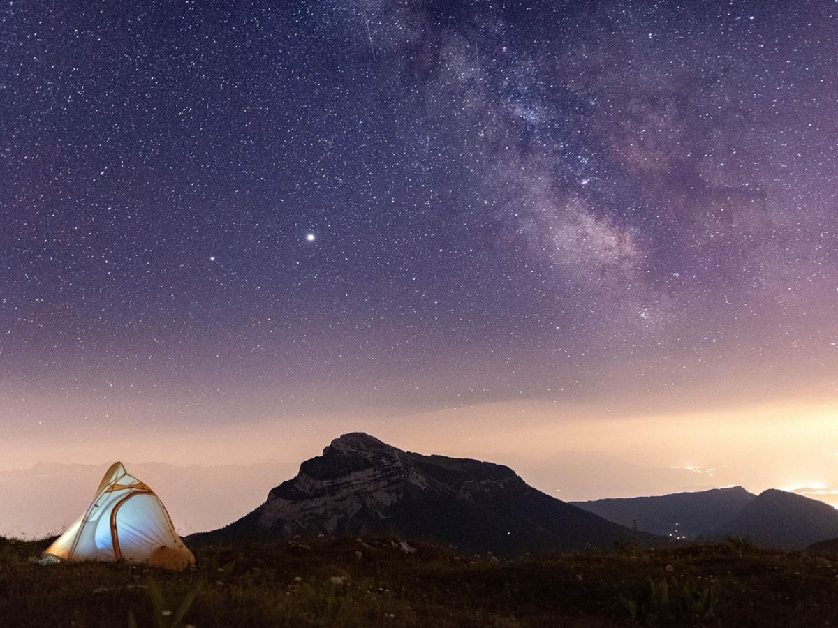 A photographer captures a rare giant red halo over the Italian Alps