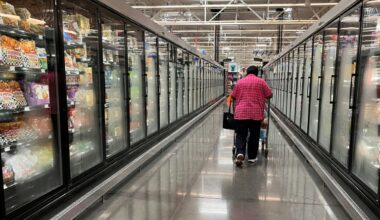 US Retail Sales Lose Steam, Consumer Confidence Falls As Costs Bite