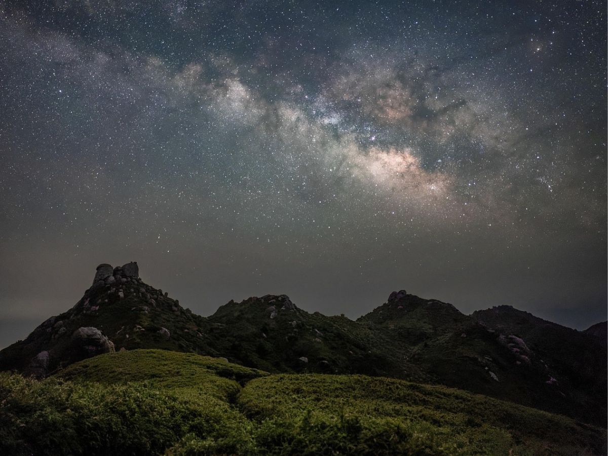 Asteroid 433 Eros will pass close to Earth, and you can watch it live