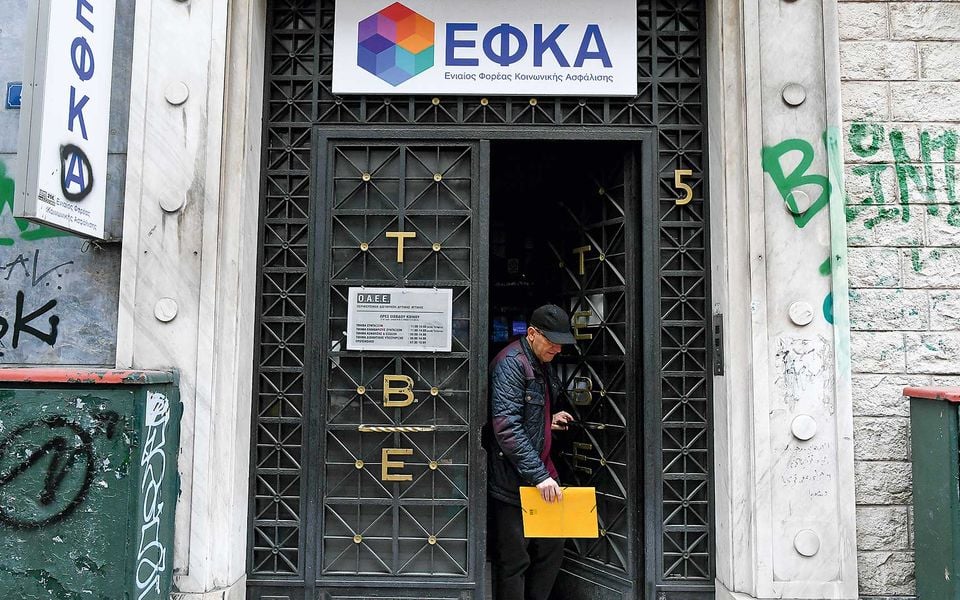 Workers opt for minimum contributions