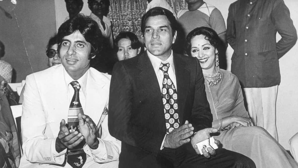 WATCH! Amitabh Bachchan, Salman Khan, Akshay Kumar, and Hema Malini arrive to pay their last respects to legendary actor Dharmendra – Firstpost